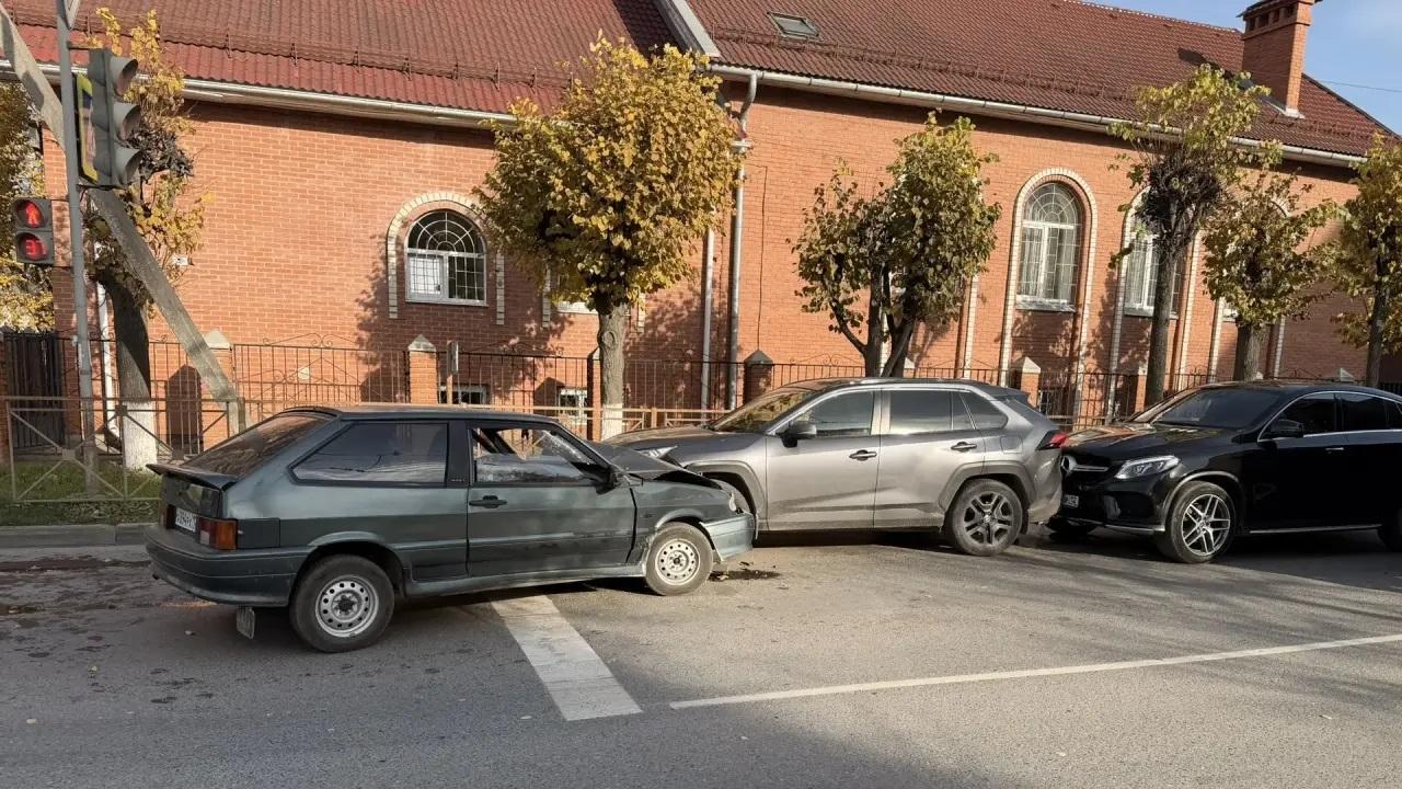 В Йошкар-Оле 18-летняя автоледи без прав протаранила две иномарки  