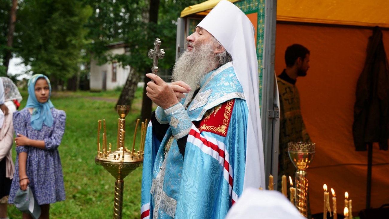 Архиепископ Иоанн вручил медали священномученика Леонида