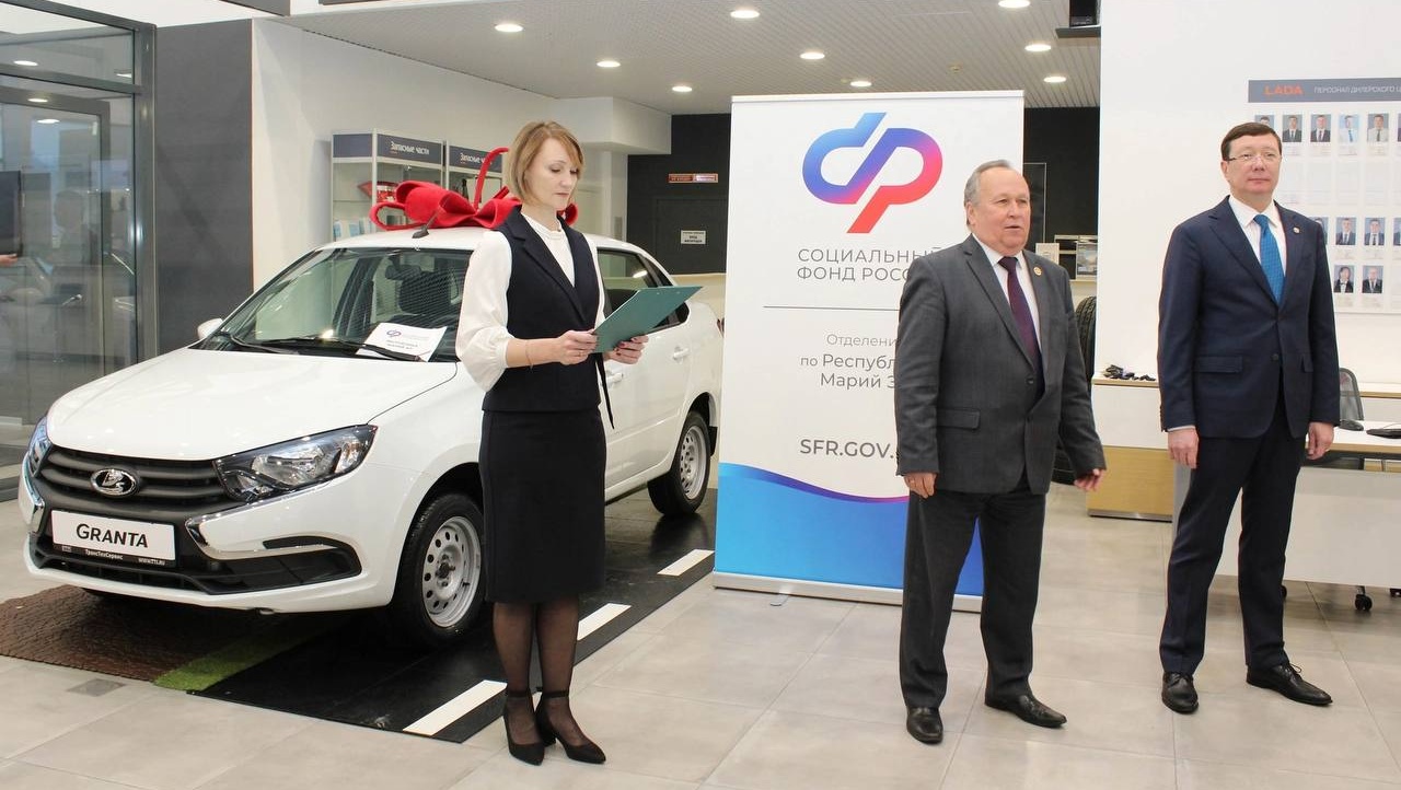 В Марий Эл 13 инвалидов получили новые автомобили Lada Granta
