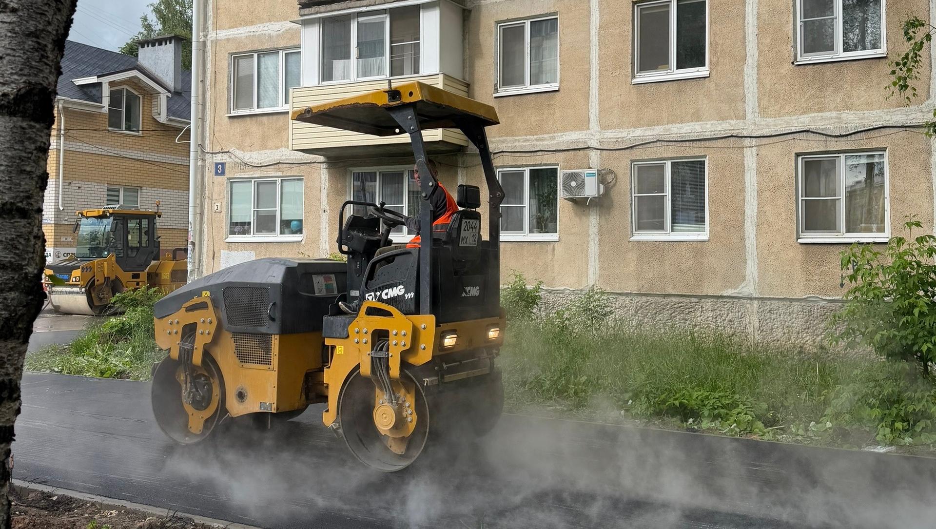 На улице Строителей в Йошкар-Оле асфальтируют тротуар