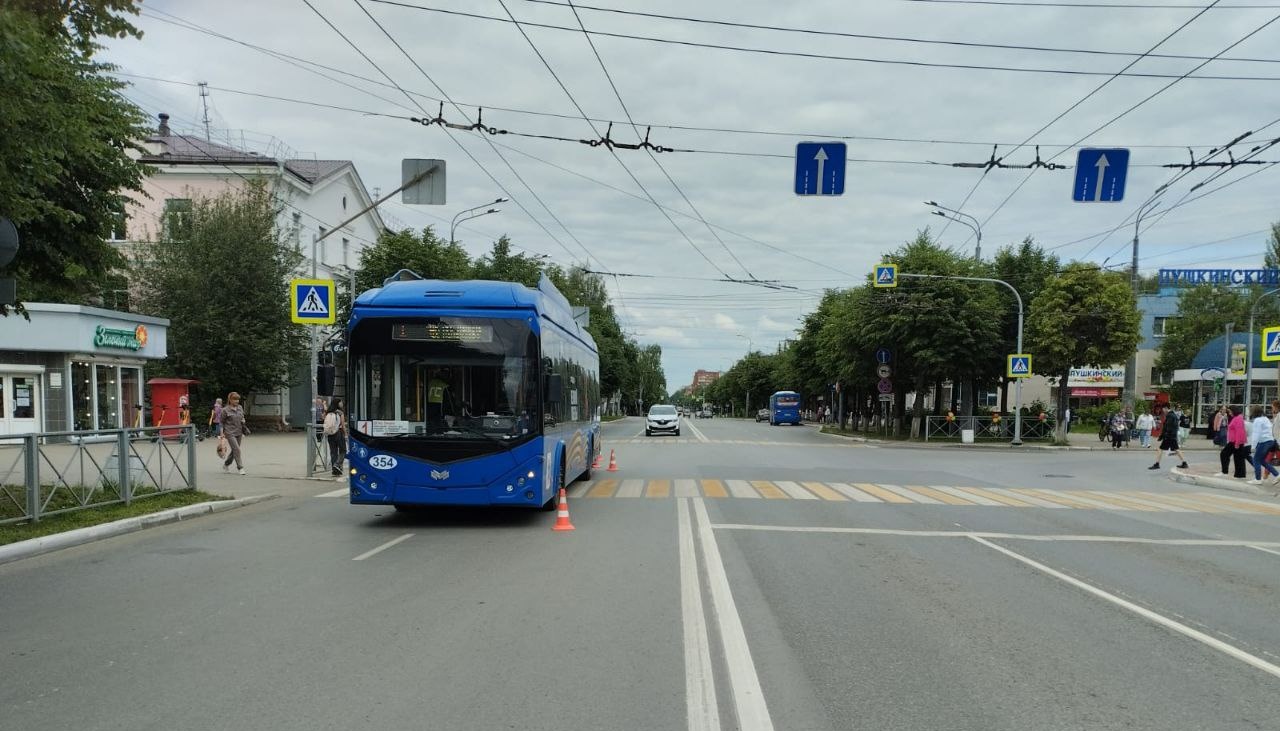В Йошкар-Оле водитель троллейбуса наехал на женщину с коляской