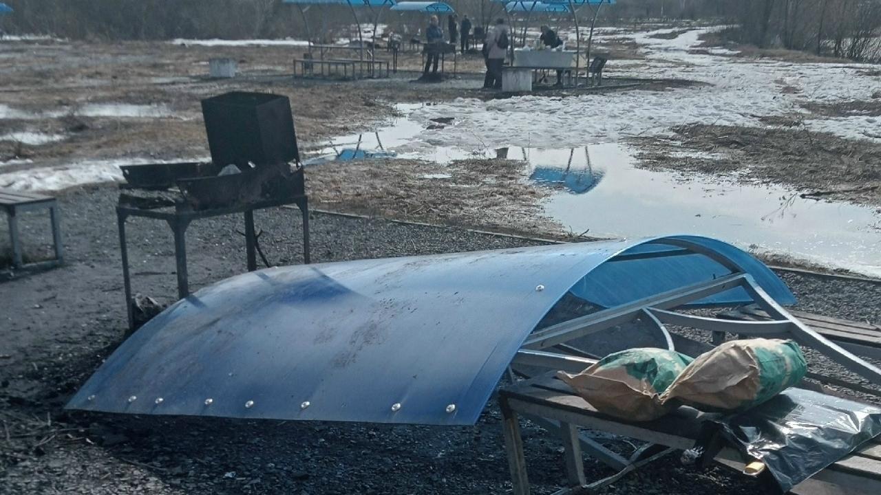 На Аллее здоровья в Йошкар-Оле поломаны мангальные  беседки