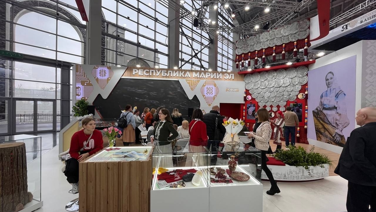 На Неделе туризма Марий Эл на ВДНХ посетители танцуют марийские танцы