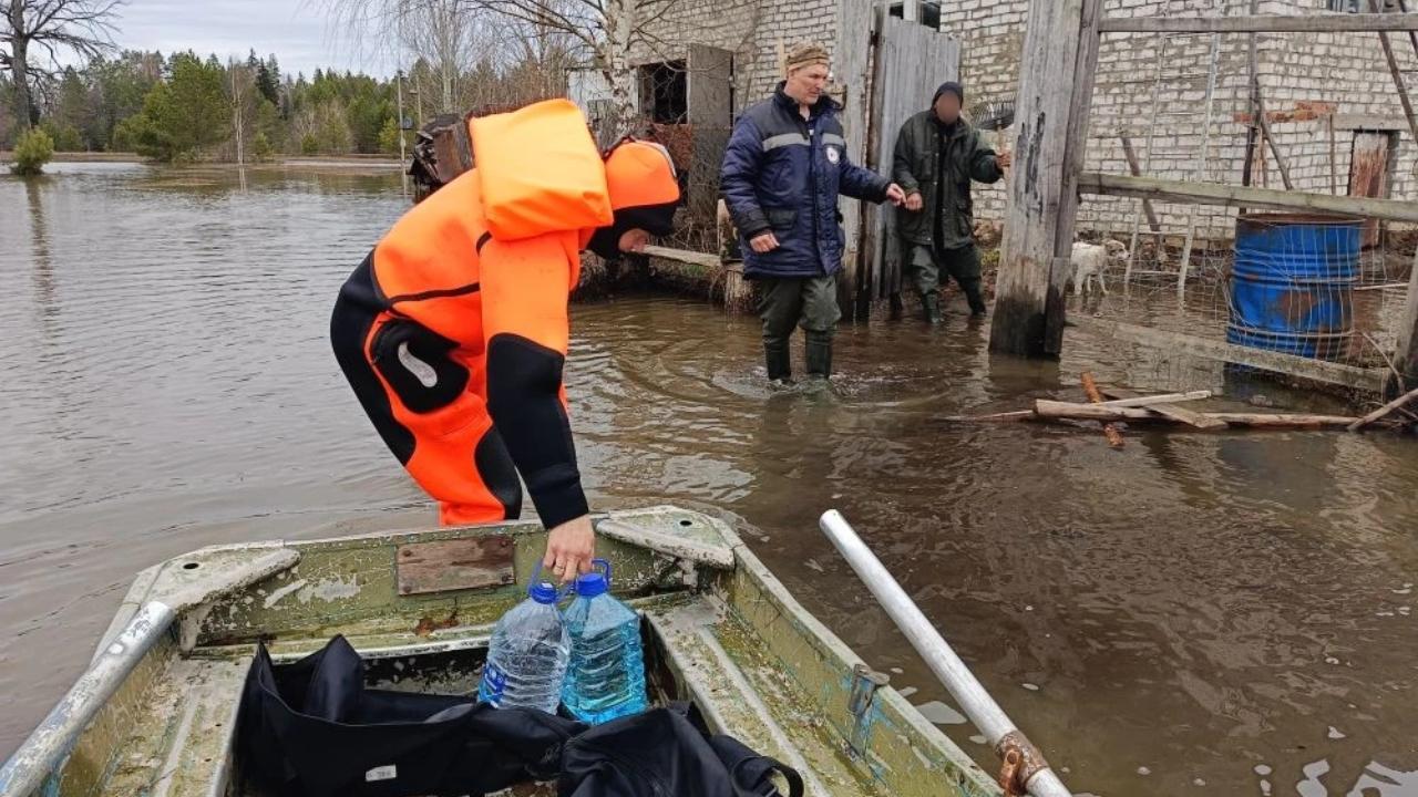 В Марий Эл спасатели МАСС пришли на помощь пенсионеру в затопленном урочище 