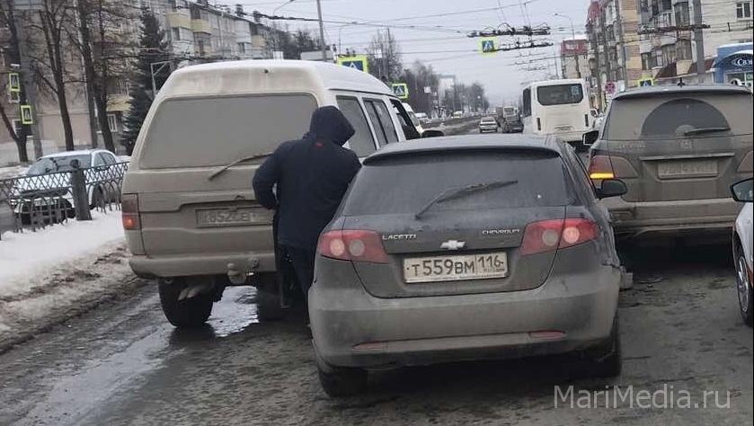 В центре Йошкар-Олы из-за столкновения трёх автомобилей образовалась пробка