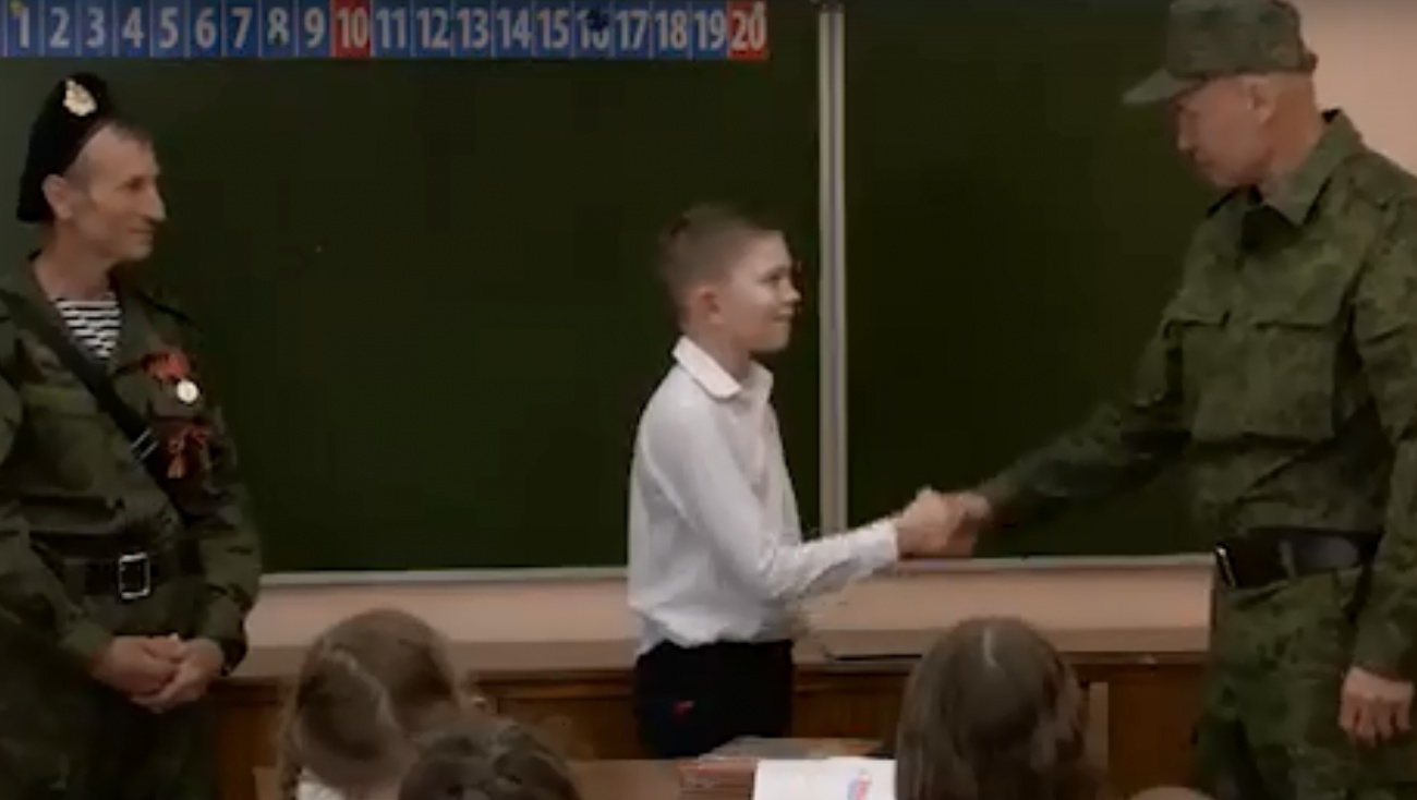 Боец СВО встретился в Йошкар-Оле со школьником, написавшим трогательное письмо на фронт