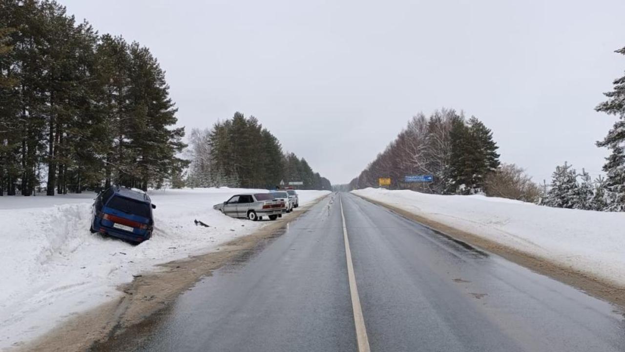 В Куженерском районе в результате столкновения двух машин пострадала девушка