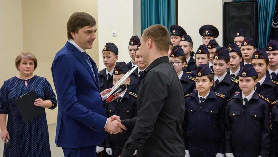 Сергей Кравцов и Юрий Зайцев приняли участие в Уроке мужества в Медведевской школе