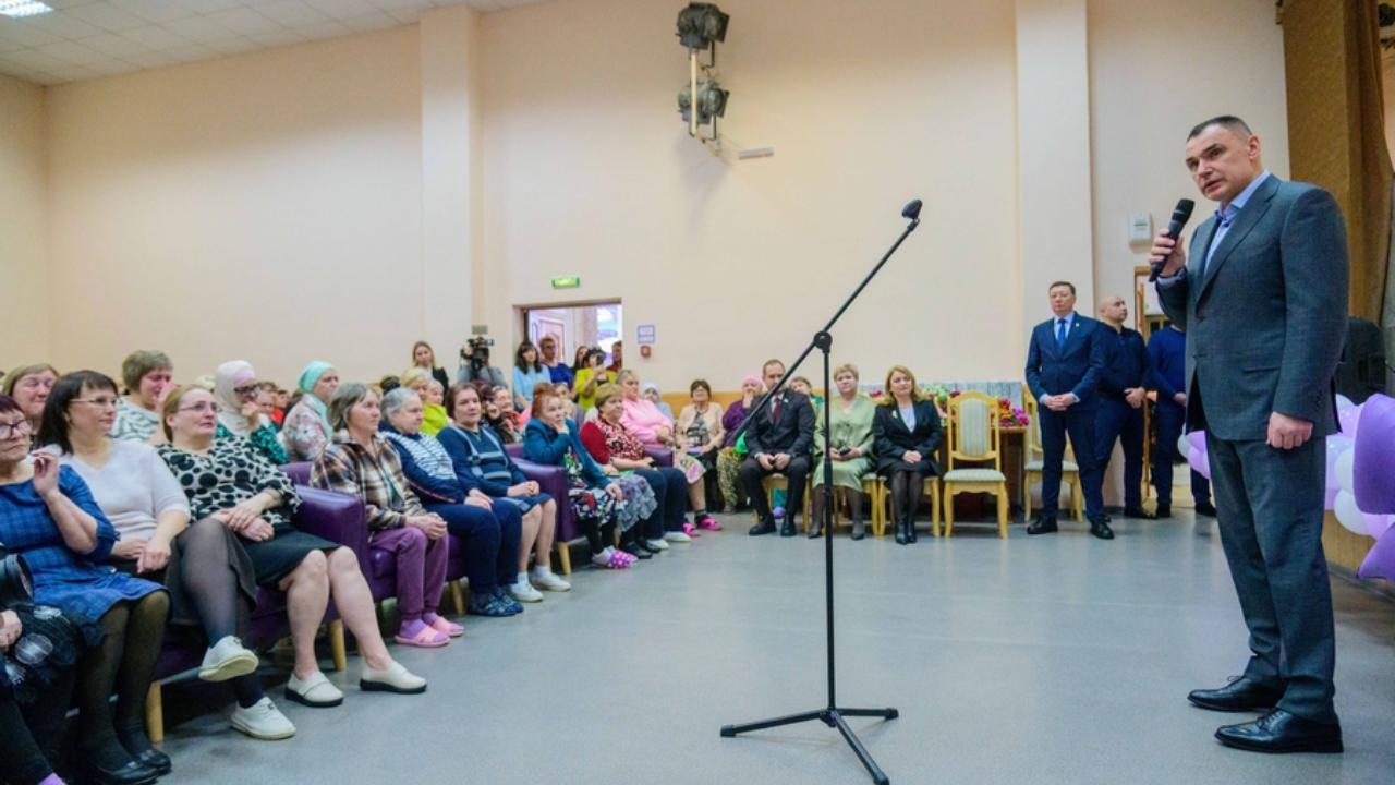 Глава Марий Эл вручил цветы и подарки жёнам и мамам участников СВО 