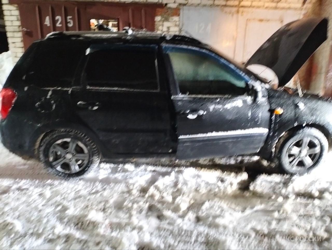 В гаражах Йошкар-Олы загорелся легковой автомобиль