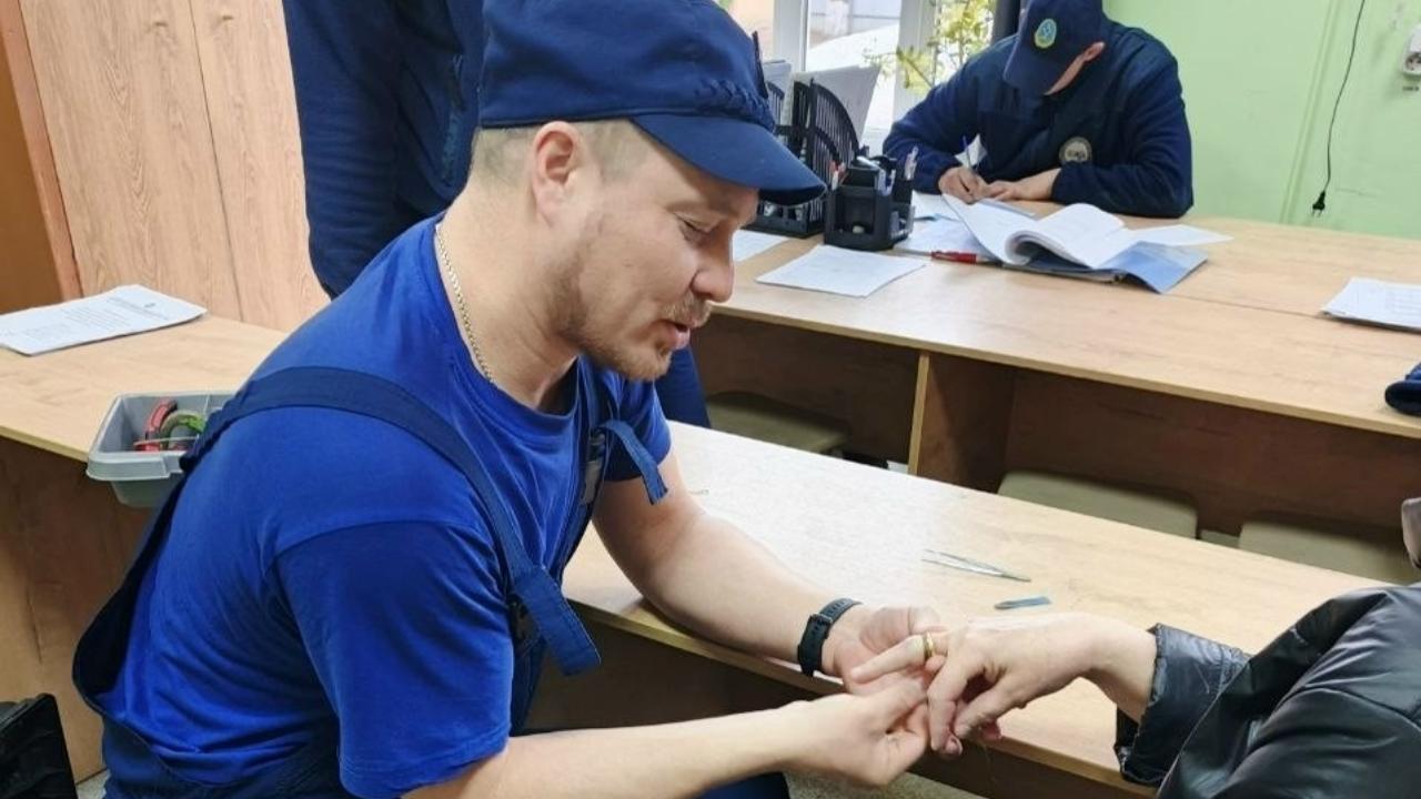 Спасатели помогли жительнице Йошкар-Олы снять обручальное кольцо 