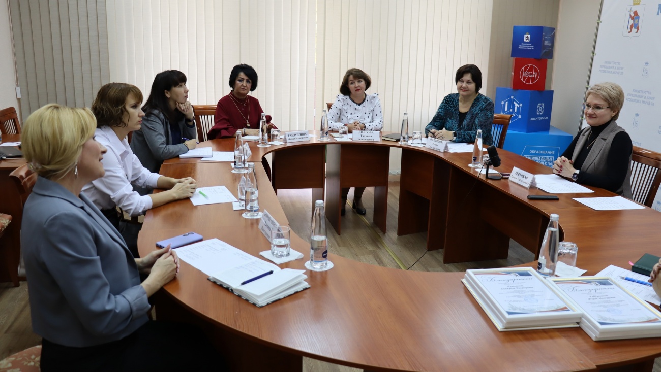 Лариса Ревуцкая вручила награды лучшим педагогам-психологам Марий Эл