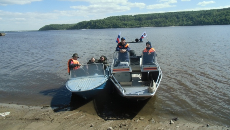Сотрудники ГИМС помогли отбуксировать дрейфующую лодку до берега