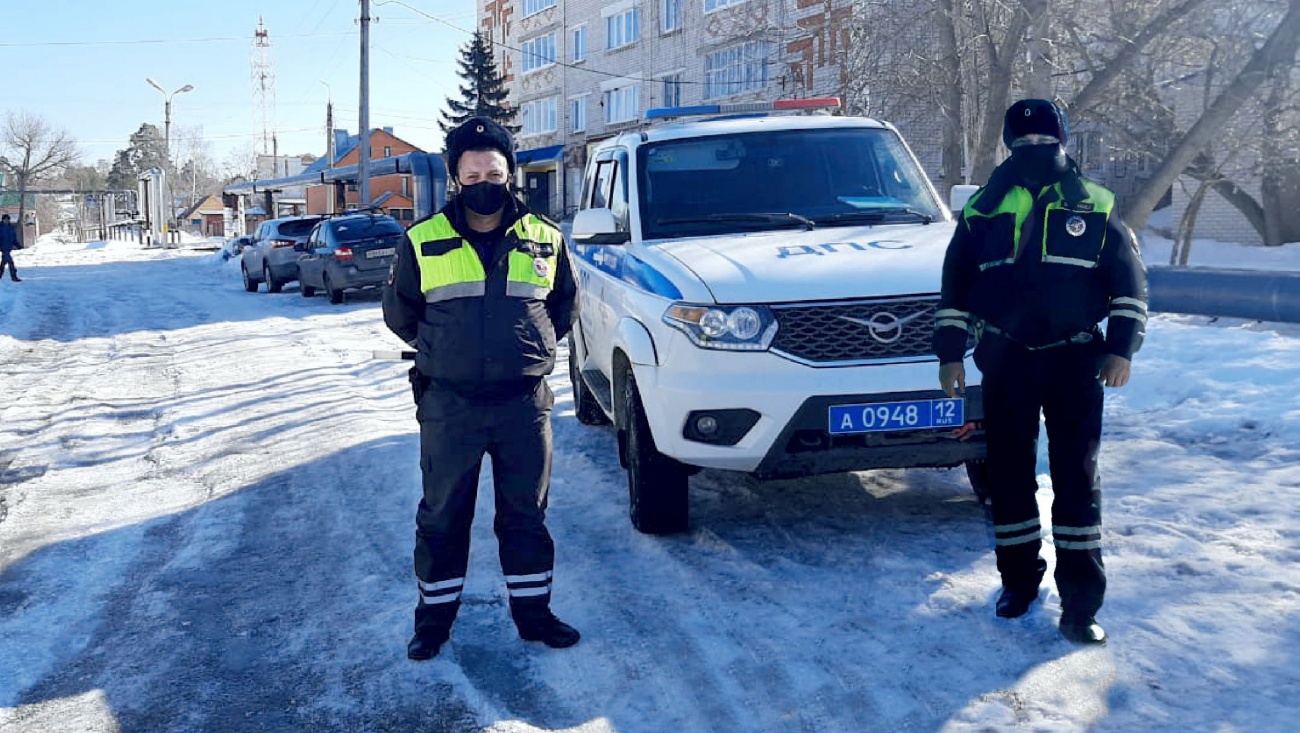 Наряд ГИБДД помог жителю Чувашии поменять пробитые колёса