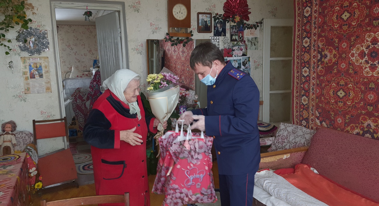 Сотрудники СКР поздравили с 8 Марта 93-летнюю труженицу тыла