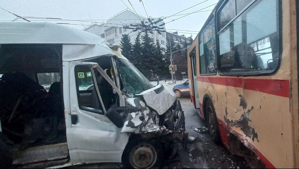 Пять человек госпитализировали после столкновения маршрутки и троллейбуса