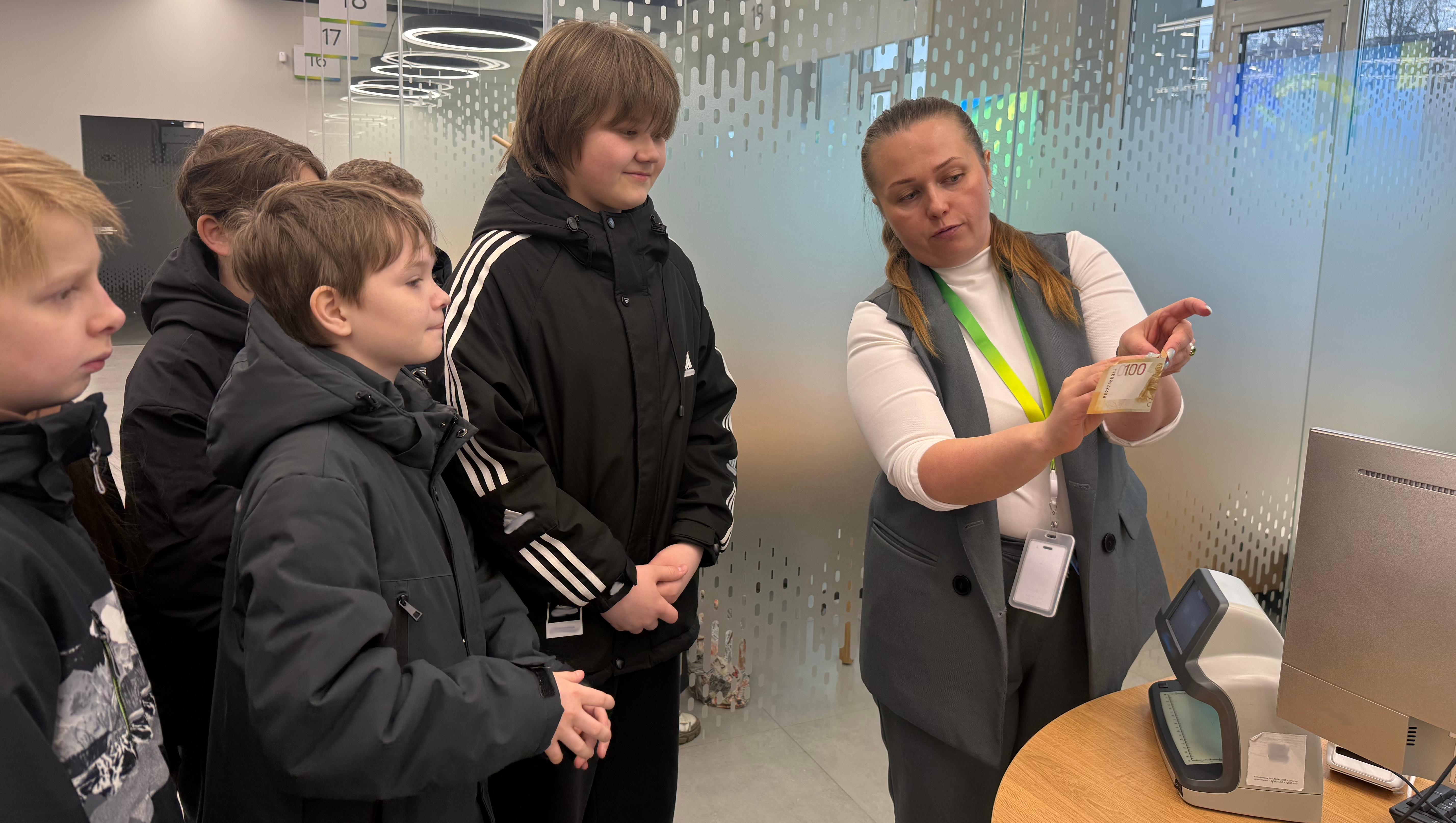 Детям о финансах: главный офис Сбера посетили школьники Йошкар-Олы 