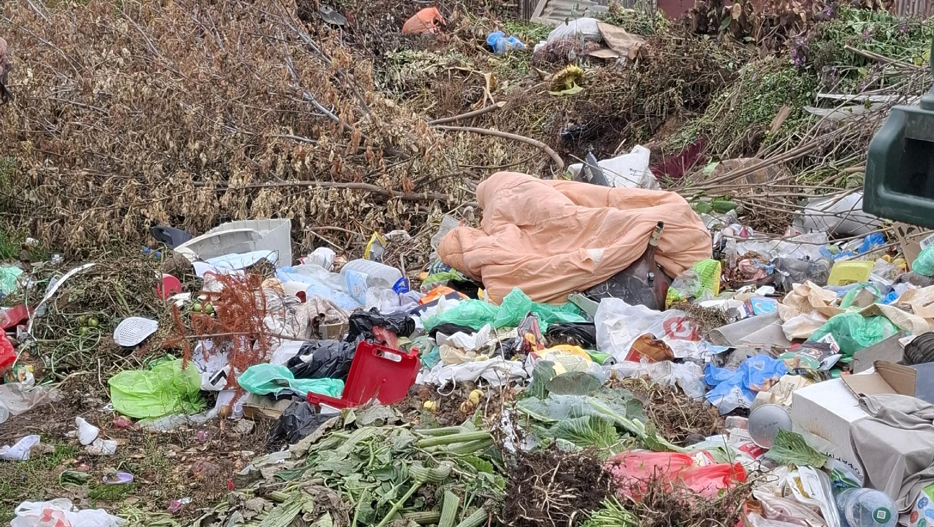  В Мари-Туреке территорию вокруг мусорных контейнеров превратили в свалку