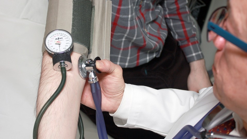 Почти 60% регионов России не выполнили указ Путина по зарплатам медперсонала