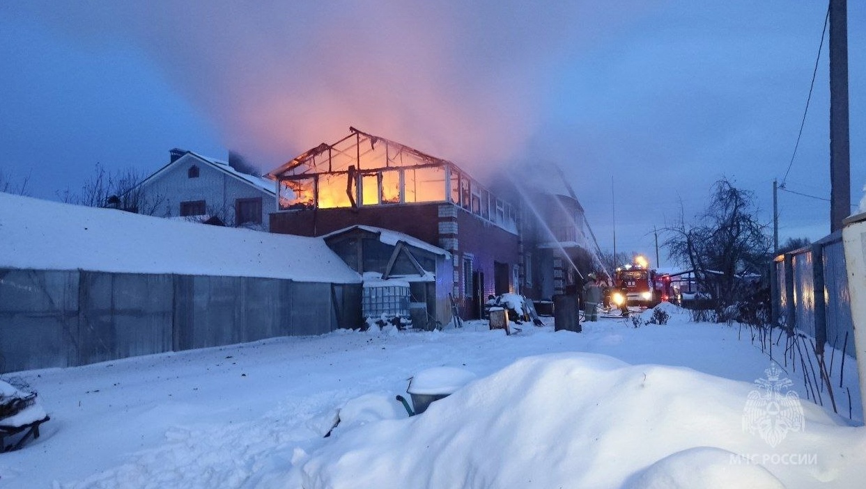 В МЧС Марий Эл сообщили подробности сильного пожара в Семёновке