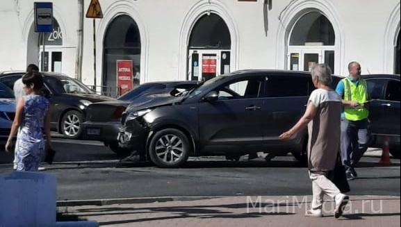 На перекрёстке Советская – Чавайна столкнулись две иномарки