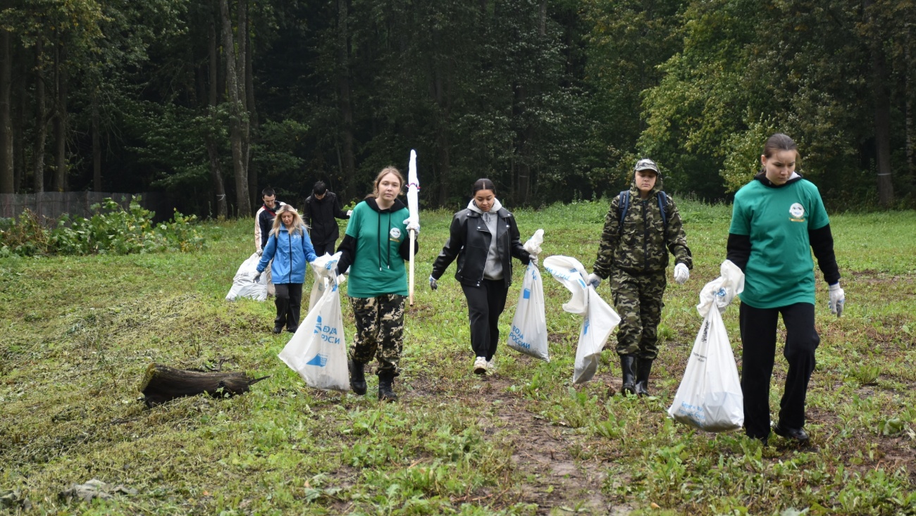В Йошкар-Оле прибрались на берегу водоёма в Ботаническом саду