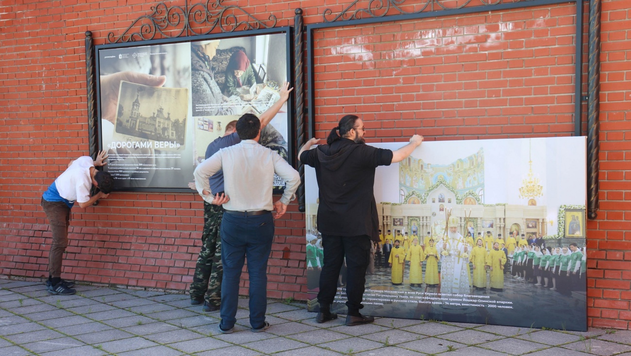 На набережной Йошкар-Олы открылась выставка под открытым небом