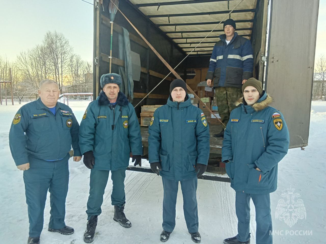 Марийские спасатели помогли в погрузке гуманитарного груза бойцам