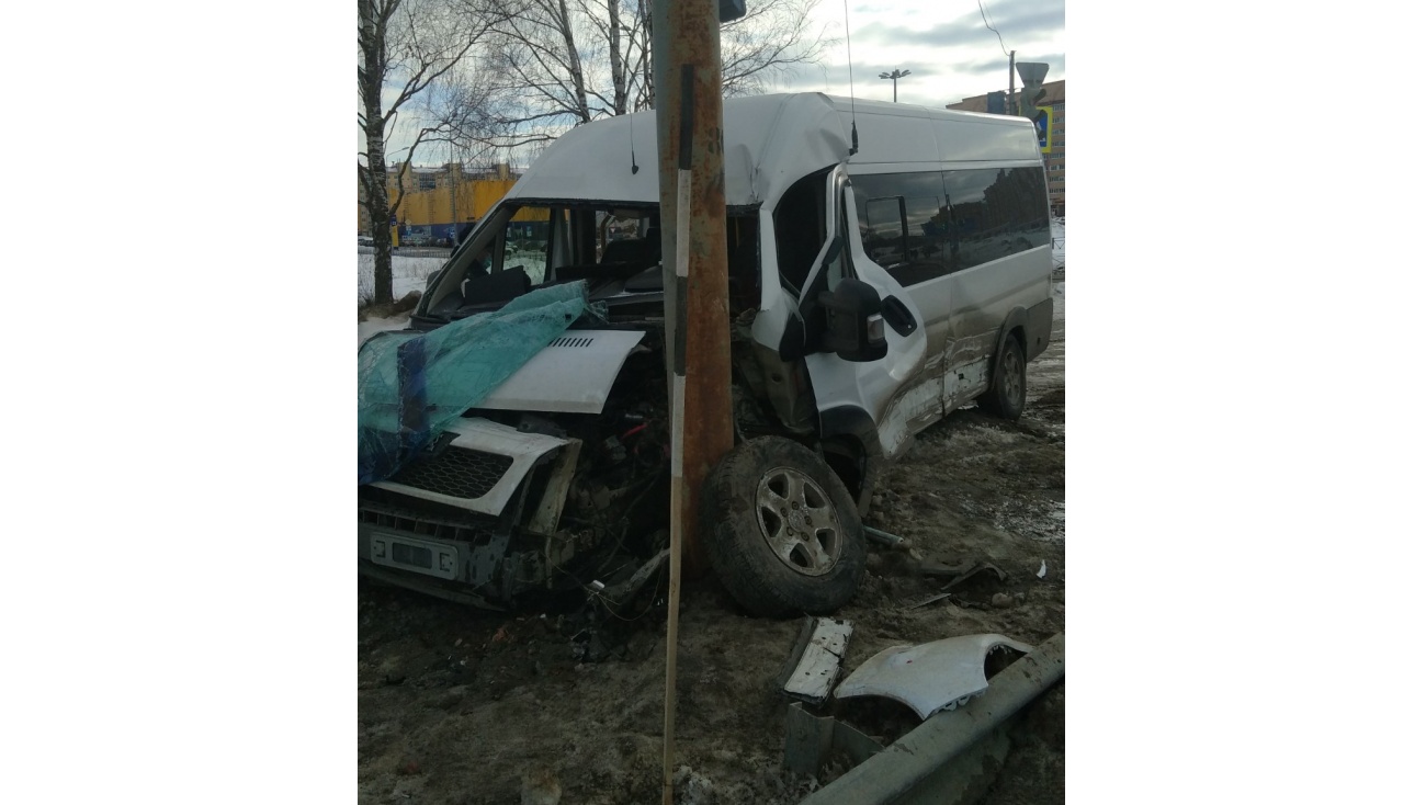 В Йошкар-Оле пассажирский микроавтобус врезался в столб