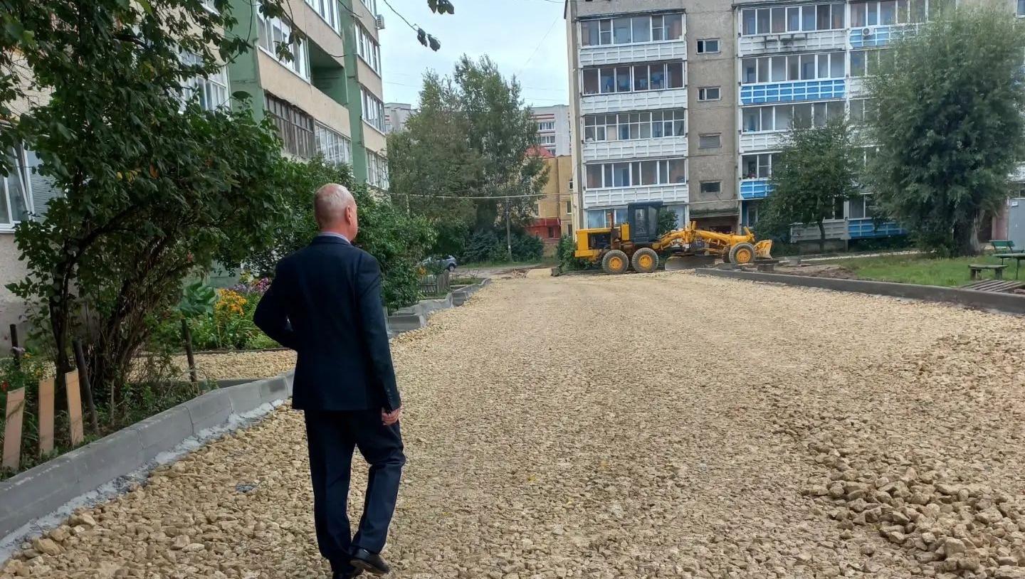 В Волжске за 10 млн рублей благоустраивают проблемный двор