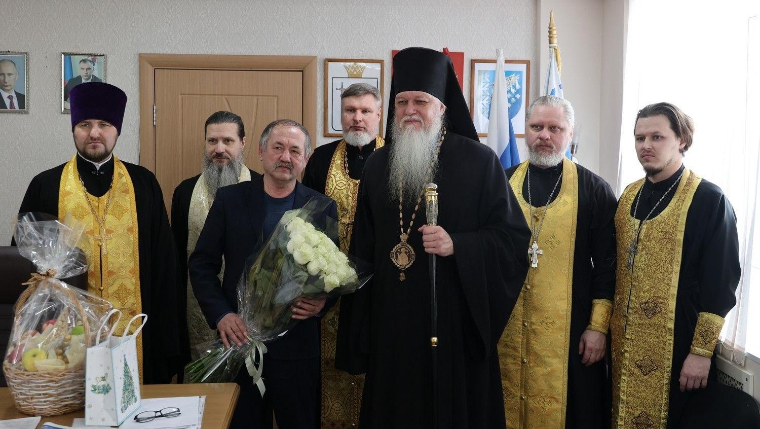 Епископ Феофан освятил здание администрации Волжского округа