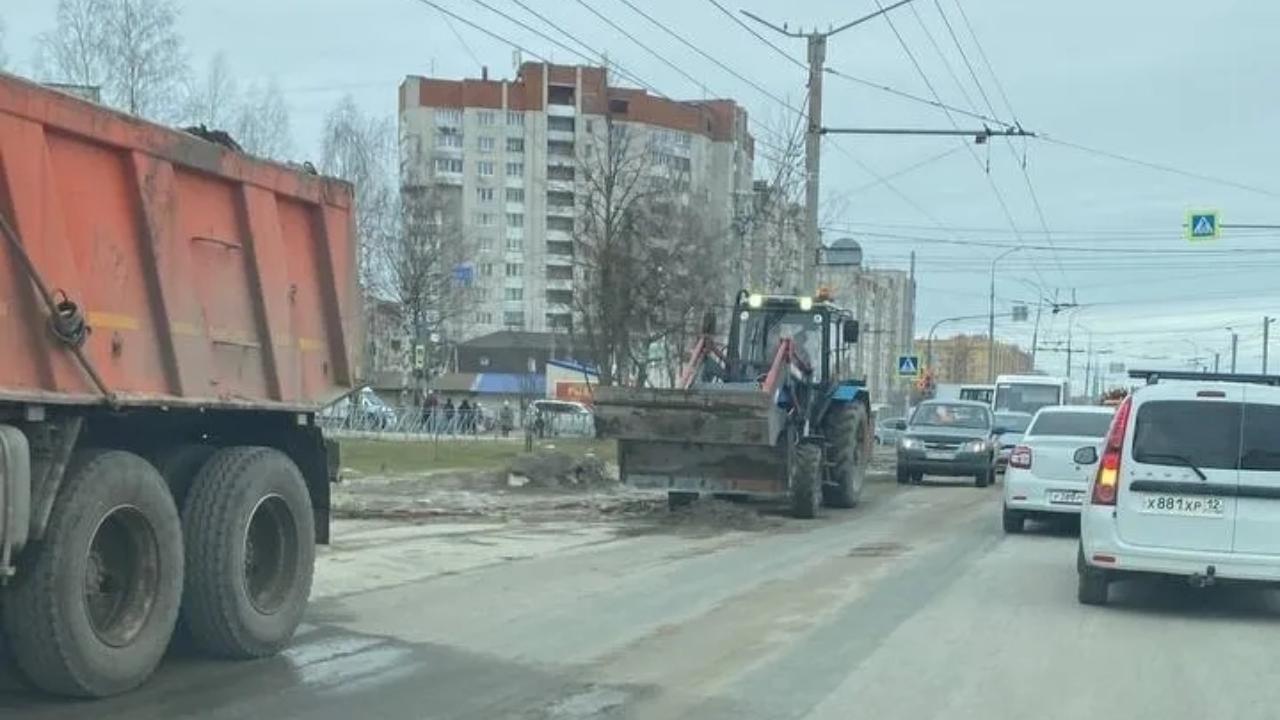 На дороге по улице Йывана Кырли в Йошкар-Оле скопилось много грязи