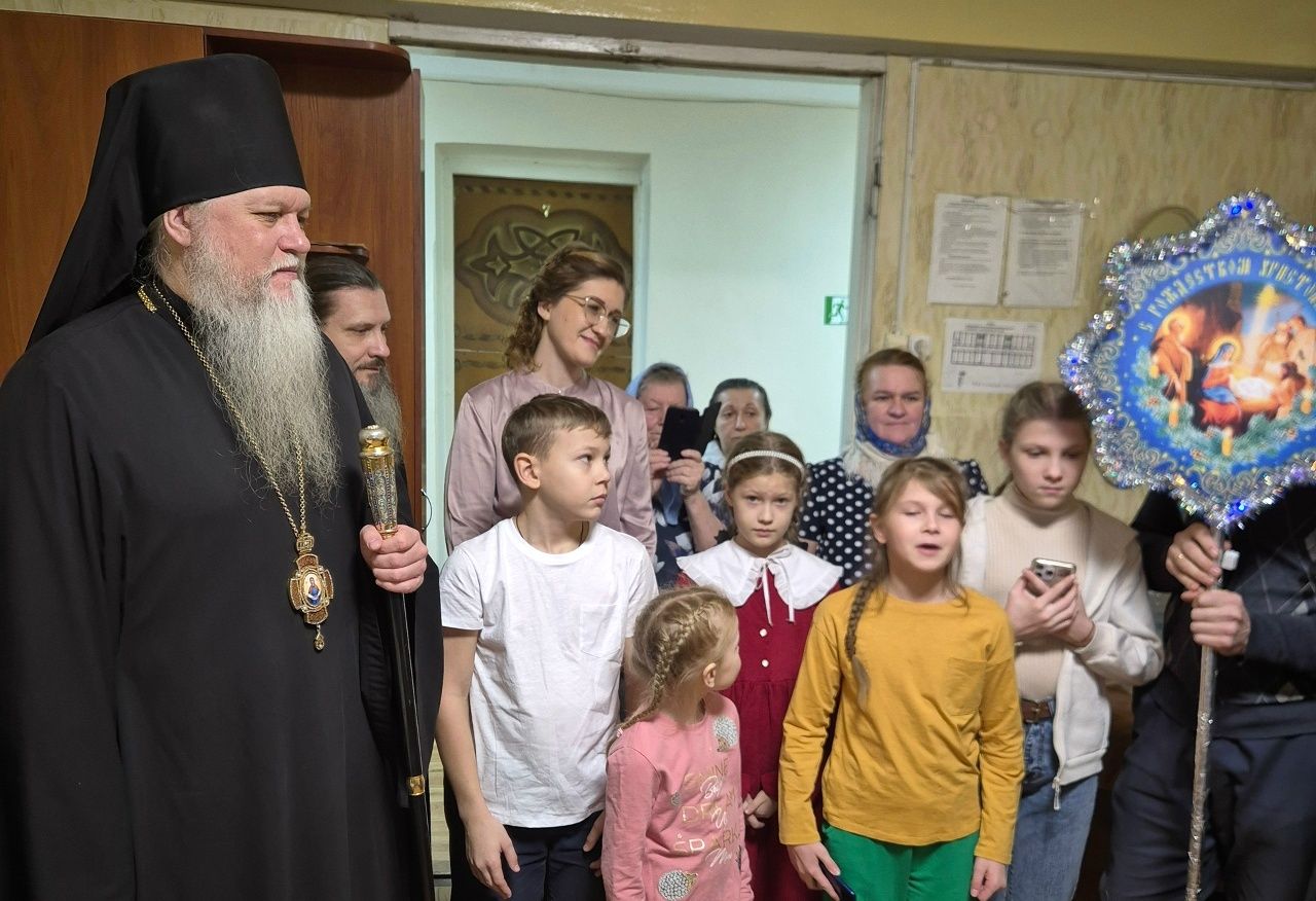 Епископ Феофан посетил пункт временного размещения эвакуированных