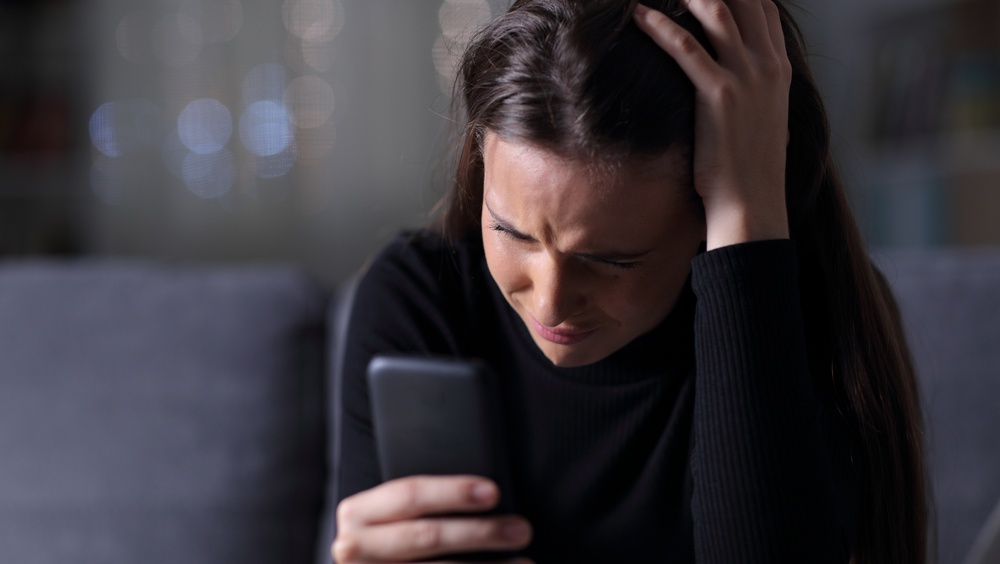 Жительница Марий Эл, желая посмотреть, кто на видео, лишились сбережений