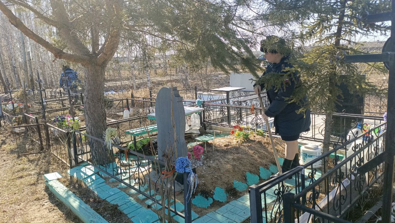 В Медведевском районе судебные приставы навели порядок на могиле фронтовика