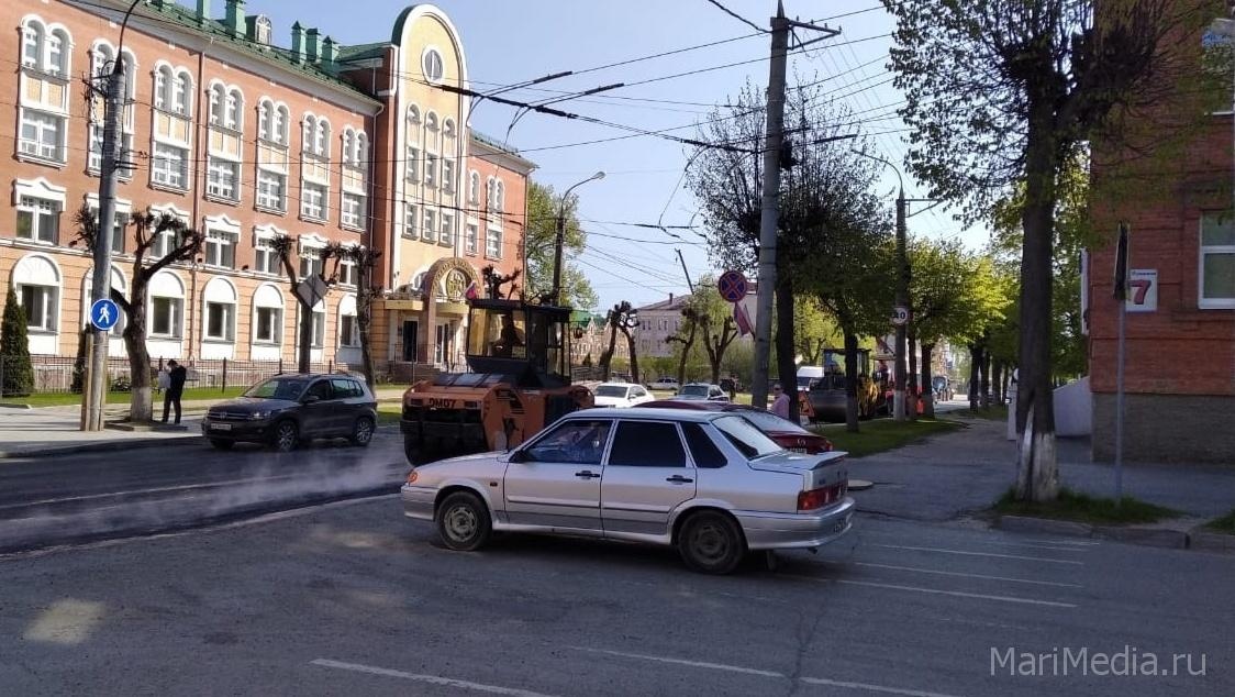На улице Вознесенской в Йошкар-Оле помеху для движения создаёт горячий асфальт