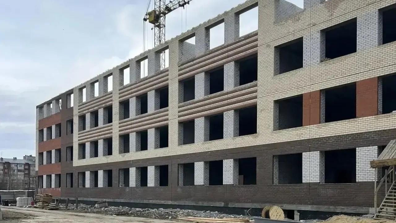 В микрорайоне 9А в Йошкар-Оле возвели первые три этажа новой школы