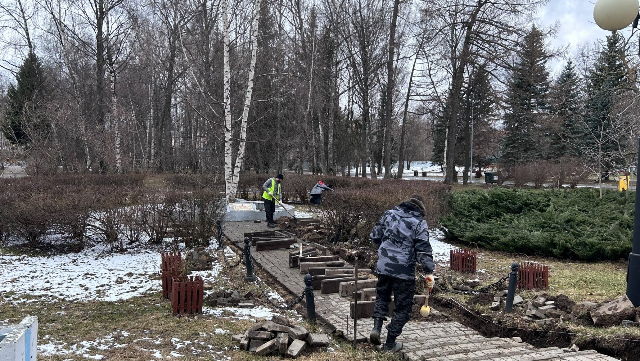 В парке культуры и отдыха в Йошкар-Оле продолжаются субботники