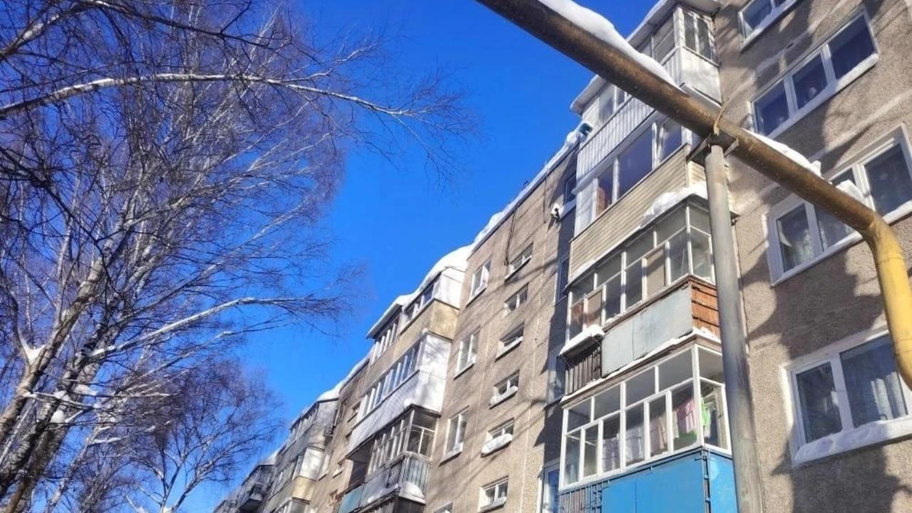 В Йошкар-Оле по сигналу горожанки устранили снежную угрозу 