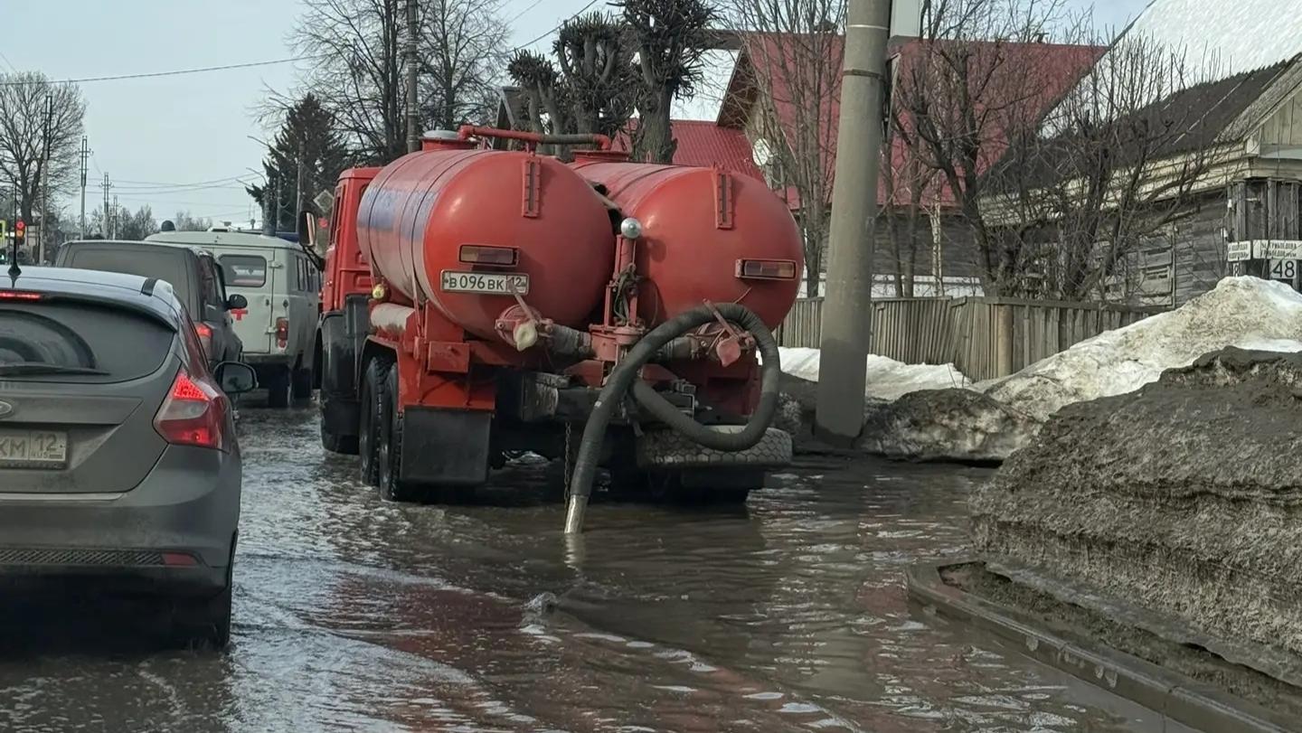 На улицах Йошкар-Олы откачивают воду