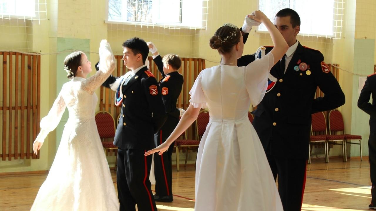 Кадеты лицея-интерната посёлка Ургакш продемонстрировали умение вальсировать
