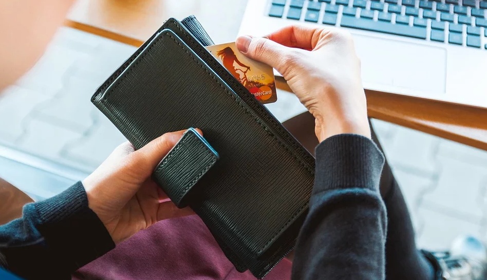 Житель Волжска доверил банковскую карту приятелю и прогадал