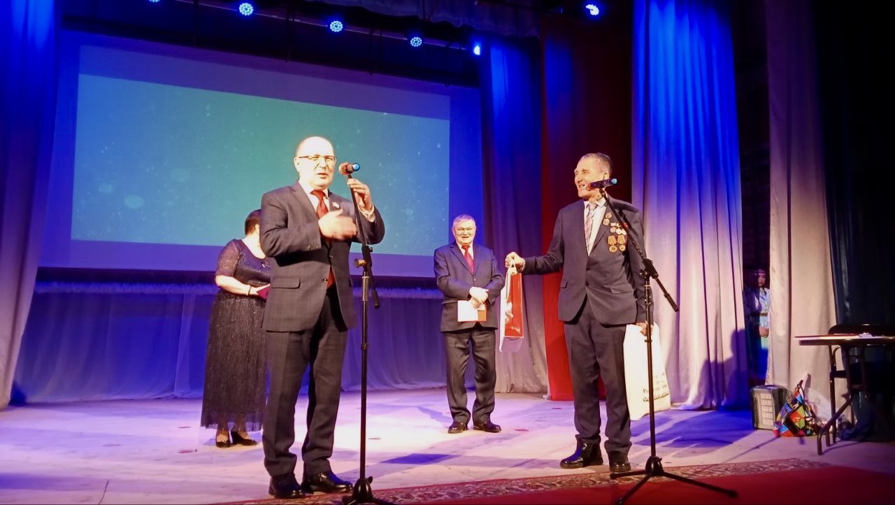 Михаил Васютин приехал в Виловатово поздравить с юбилеем писателя, журналиста, спортсмена