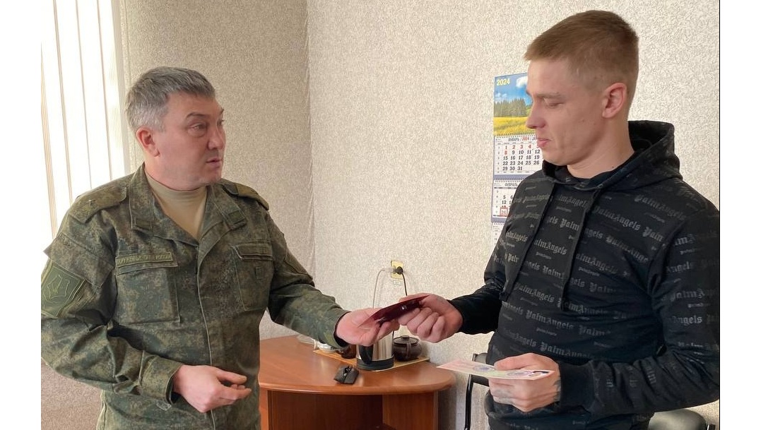 Бойцам СВО в Советском районе вручили медали и ветеранские удостоверения