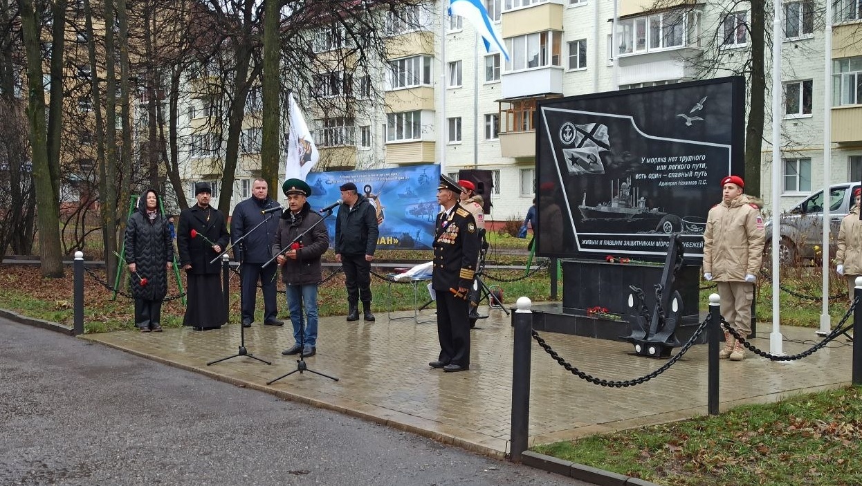 В Йошкар-Оле возложили цветы к памятнику морским пехотинцам