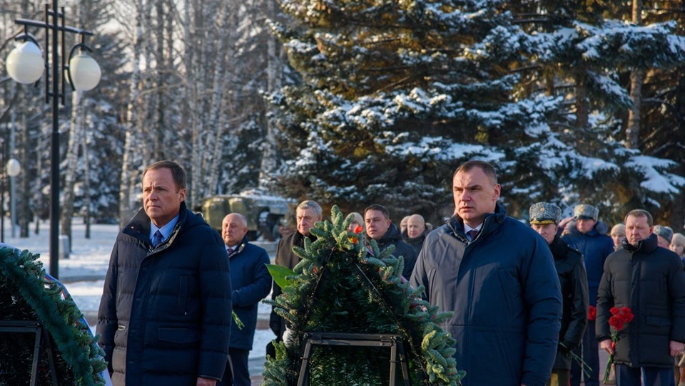 В Йошкар-Оле возложили цветы к Вечному огню