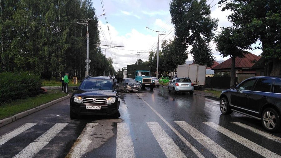 В Йошкар-Оле две иномарки не поделили дорогу