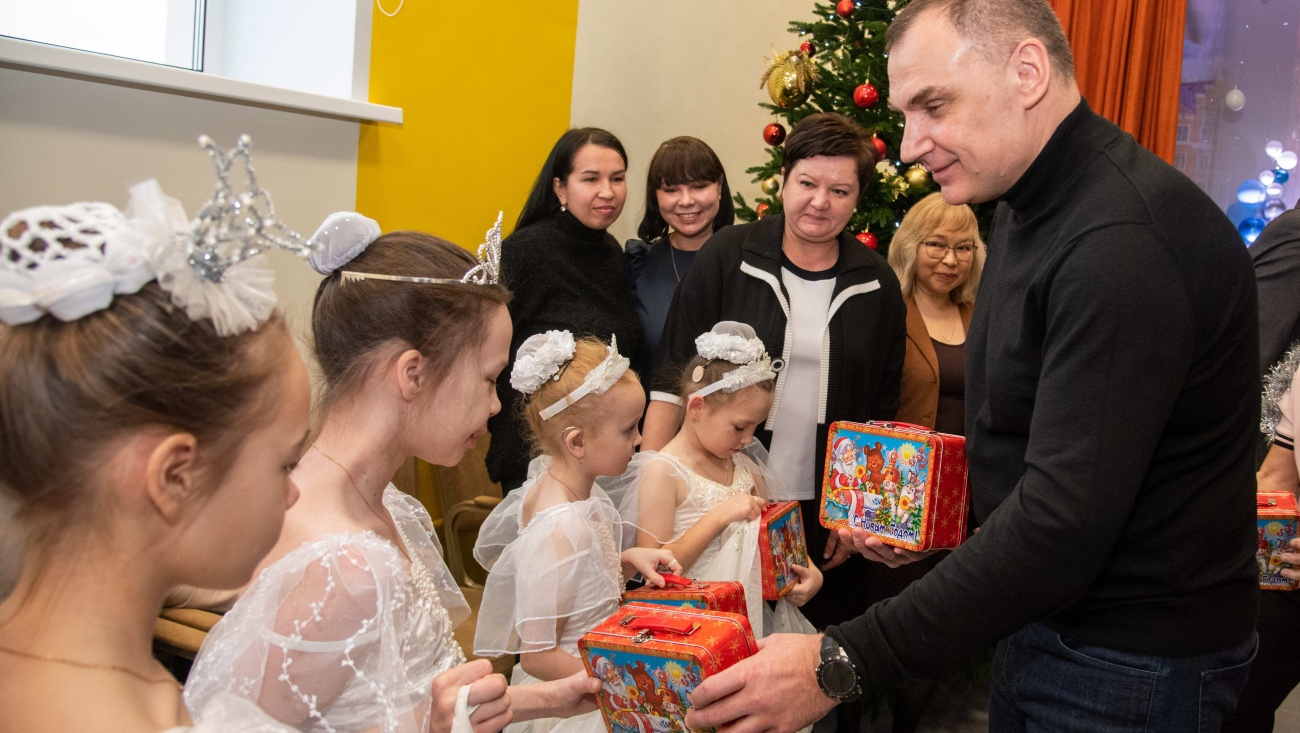 Юрий Зайцев поздравил учеников Семёновской школы-интерната с Новым годом