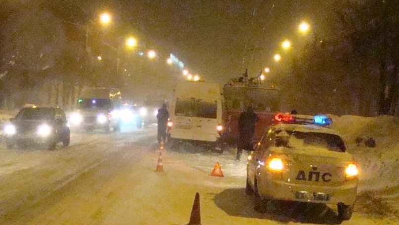 В Йошкар-Оле микроавтобус врезался в троллейбус