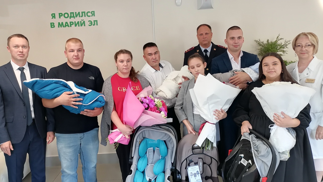 В Перинатальном центре Йошкар-Олы молодым семьям подарили автолюльки